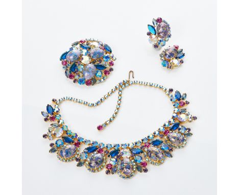 JULIANA - Blau-pinke Vintage Strass-ParureCollier, Paar Ohrclips und Brosche (3 Teile) Juliana (DeLizza &amp; Elster) New Yor