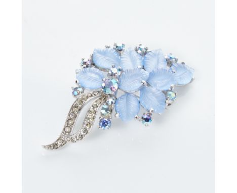 JOMAZ - Vintage Brosche mit hellblauen BlätternFa.  Jomaz jewellery, New York, USA. 1950er - 1960er Jahre. Metall, Silberfarb