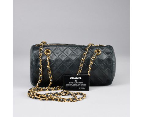CHANEL - Tasche VintageFa. Chanel, Paris. Made in France. Schwarzes Lammleder. Metall, vergoldet. Maße (HxBxT): 14 x 26,5 x 1