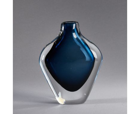 Vase sommersoNils Landberg Orrefors / Schweden um 1960. Dickwandiges, farbloses Glas mit blauem Innenüberfang. Auf dem Abris 