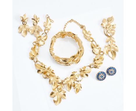 KUNIO MATSUMOTO - TRIFARI - Goldfarbene Vintage Parure mit Weinblättern (4 Stück)Collier, Armreif, Brosche und Paar Ohrclips.