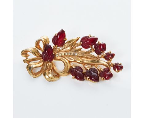 REINAD  - Große Retro-Brosche mit geformten Faux-Rubinenwohl Reinad, USA. 1950er Jahre. Vergoldetes Metall. Strass. Maße: 9 x