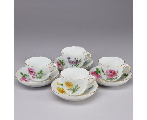 4 unterschiedliche Mokkatassen mit Untertassen - Blume und Rote RoseStaatliche Porzellan Manufaktur, Meissen. Porzellan, weiß