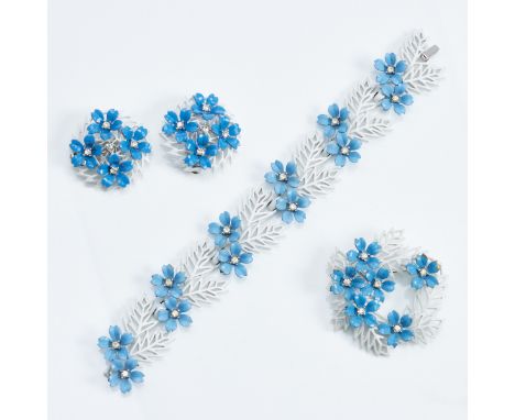TRIFARI - Vintage Parure mit helblauen Blüten (3 Teile)Armband, Paar Ohrclips und Brosche Alfred Philippe Crown Trifari, New 