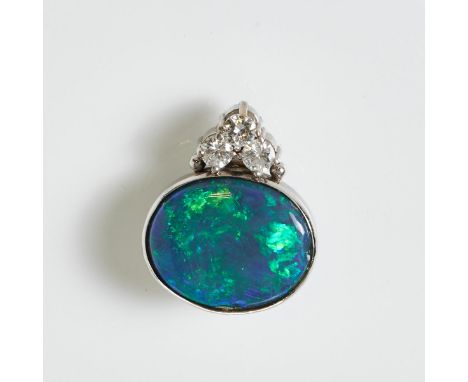 Opal - Anhänger/Clip585/- Weißgold, gestemp. Gew.: 6,7 g. 1 Opal (Maße: 1,6 x 2 cm). 3 Brillanten zus. ca. 0,6 ct (w/vsi). L.