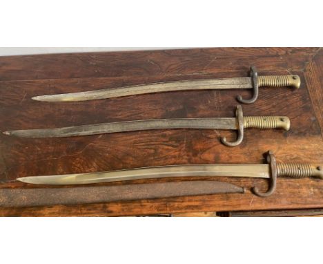 THREE ANTIQUE FRENCH BAYONETS WITH ONE ASSOCIATED SCABBARD, 70cm long 