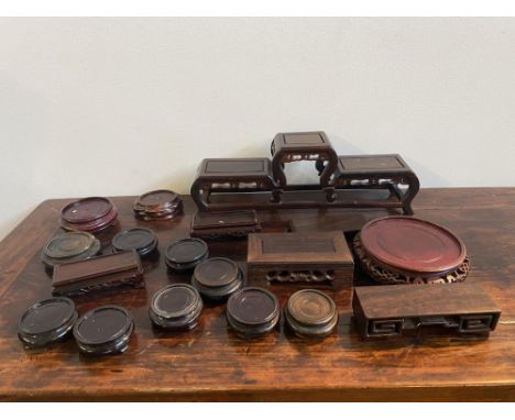 COLLECTION OF 18 VARIOUS CARVED WOODEN ORIENTAL BASES AND TRINKET DISPLAY STANDS 