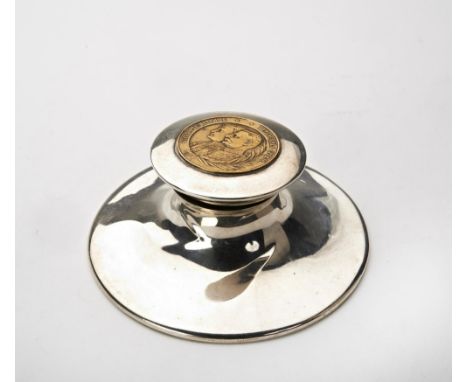 COIN MOUNTED SILVER CAPSTAN INKWELLEARLY 20TH CENTURYof typical form, marks rubbed10cm diam 