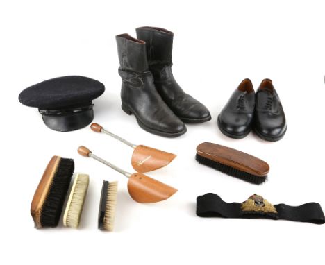 1970s hand made Men's shoes by Saunders, and a pair of early 20th century Manfield short riding boots, pair shoe trees, selec