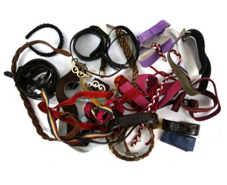 AMENDED DESCRIPTION. The Moschino belt has been withdrawn. A large quantity of Vintage&nbsp; belts including a Gucci belt in 