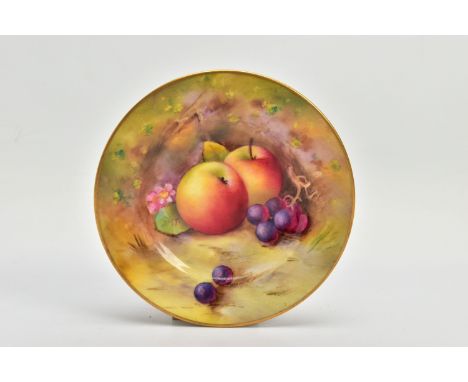 A ROYAL WORCESTER FRUIT STUDY SMALL CIRCULAR PLATE, hand painted with apples and grapes, gilt rim, unsigned, blue printed mar