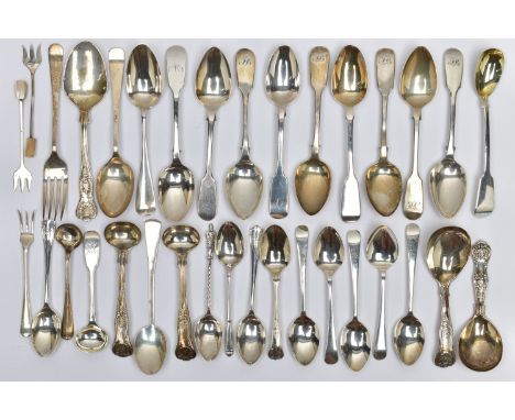 A PARCEL OF ASSORTED 19TH AND 20TH CENTURY FLATWARE IN KINGS PATTERN, FIDDLE PATTERN, OLD ENGLISH PATTERN, ETC, including a V