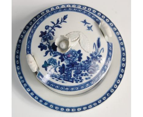 A Worcester porcelain butter dish and cover on stand, circa 1770, blue and white printed in the Fence pattern with sprays of 