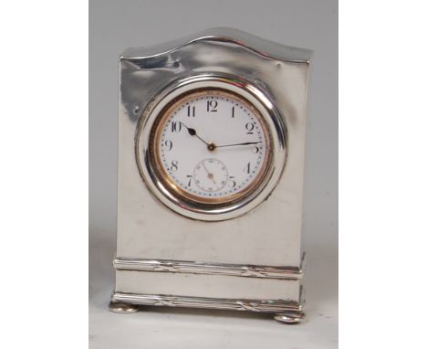 An Edwardian silver cased mantel clock, having watch dial with Arabic numerals, subsidiary seconds dial and watch movement (m