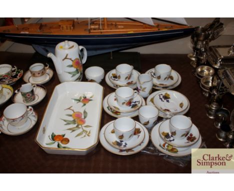 A quantity of Royal Worcester "Evesham" pattern oven to tableware and teaware&nbsp;