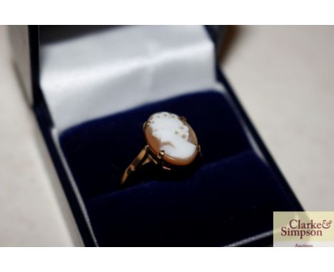 A 9ct gold cameo ring 