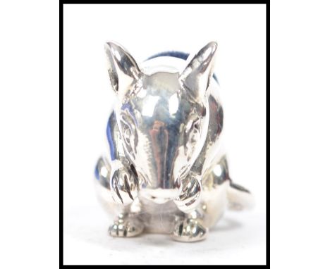 A silver mouse pin cushion having baize lined top and in the manner of Adie and Lovekin. Weight 8g. Measures 2 cm high, 1.5 c