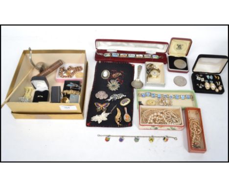 A good collection of vintage 20th century costume jewellery to include various brooches, micro-mosaic, marcasite, cameo etc.,