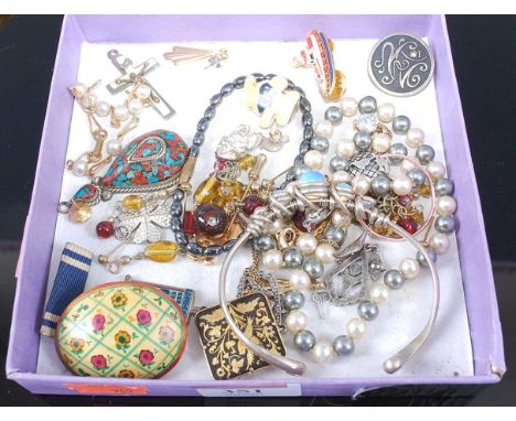 Assorted costume jewellery, to include faux pearl necklace, hinged bangle, various brooches, loose amber stones etc 