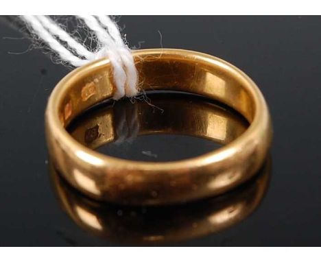 A 22ct gold wedding band, 8g, size R