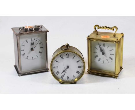 An early 20th century lacquered brass cased mantel clock having an enamel dial with Roman numerals and cylinder movement (dia