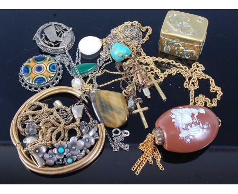 Assorted costume jewellery, to include gilt metal hinged bangle, pendants including tigers eye example etc 