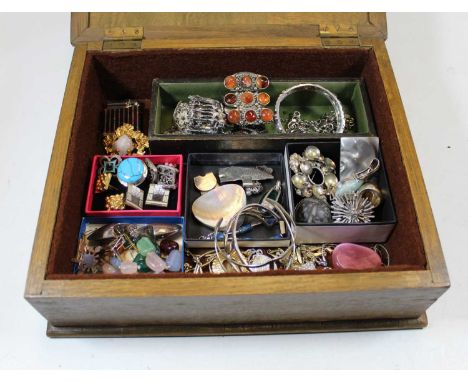 A collection of miscellaneous costume jewellery, to include a filigree bracelet, white metal bangle, polished hardstone neckl