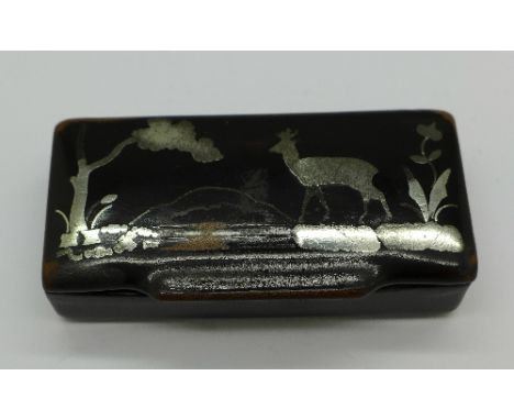 A lacquered snuff box with inlaid decoration to the lid, 6.5cm
