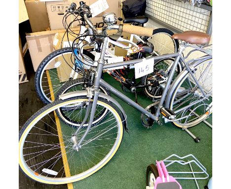 A Bobbin Daytripper grey painted men's road bike. 