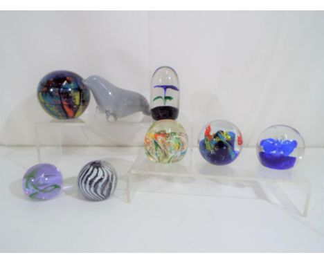 Eight paperweight to include Caithness, Mdina, Murano Est £20 - £40