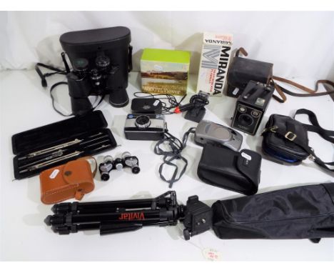 A quantity of photographic and optical equipment to include cameras by Minolta, Kodak, a cased set of Green Kat 7 X 50 binocu