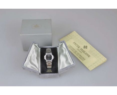 PATEK PHILIPPE Damenarmbanduhr ''Nautilus'', Design von Gerald Genta, Edelstahlgehäuse inkl. Gliederband mit Faltschließe, Qu