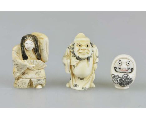 Konvolut drei Netsuke, Japan, Elfenbein, geschwärzte Binnenzeichnung, jew. mit Signatur: Netsuke Daruma mit vortretenden Auge