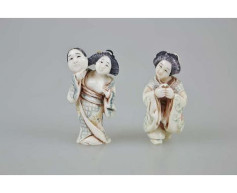 Konvolut zwei Netsuke ''Geisha'', Japan, 1. H. 20. Jh., Elfenbein,  polychrom gefasst, jew. mit Signatur, H.: ca. 5 - 5,3 cm,