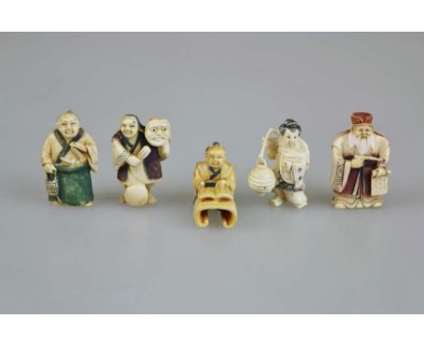 Konvolut fünf Netsuke, Japan, Elfenbein, geschwärzte Binnenzeichnung, part. polychrom gefasst, jew. mit Signatur: Netsuke Kab