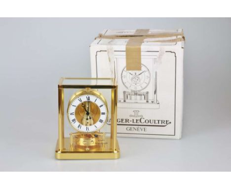 Jaeger-LeCoultre, Atmos Tischuhr, Schweiz, 2. H. 20. Jh., vergoldetes Messinggehäuse, allseitig verglast, weißer Zifferring m
