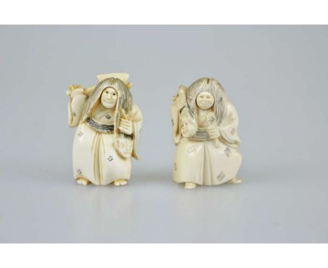 Konvolut zwei Netsuke ''Kabuki Theater Figur mit rotierendem Gesicht'', Japan, 1. H. 20. Jh., Elfenbein, geschwärzte Binnenze