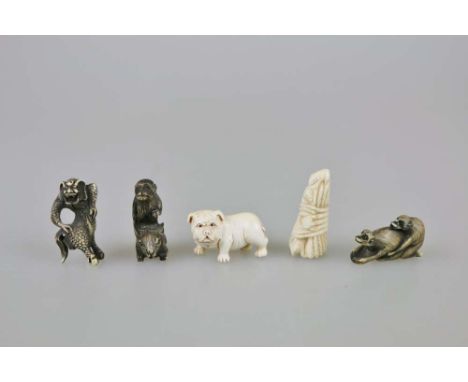 Konvolut fünf Netsuke ''Tiere/ Fabelwesen'', Japan, 1. H. 20. Jh., Elfenbein und andere Materialien, partiell geschwärzte Bin
