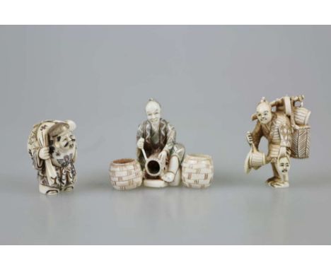 Konvolut drei Netsuke, Japan, 1. H. 20. Jh., Elfenbein, geschwärzte Binnenzeichnung, teils polychrom gefasst, jew. mit Signat