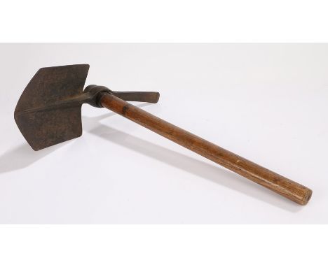 First World War British 1908 pattern entrenching tool and helve, spade head stamped with maker and date 1915, wooden helve st