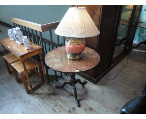 An oak tilt-top circular tripod table, (78cm diameter).