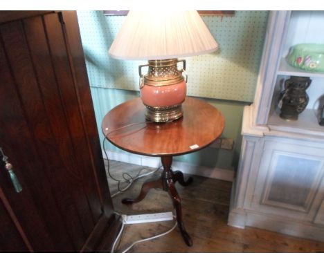 A Georgian mahogany circular tilt-top table on tripod support, (73cm diameter).