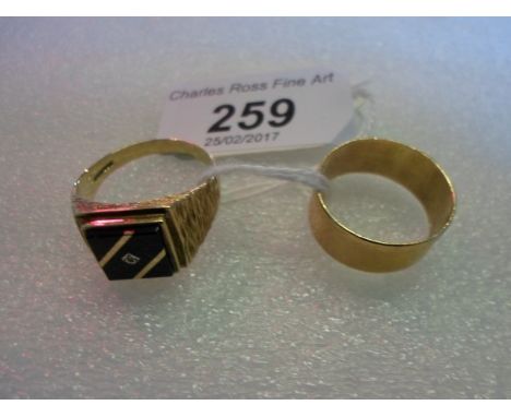 A 9 carat gold yellow metal wedding band, together with a 9 carat gold gentleman's signet ring, having a square enamel settin