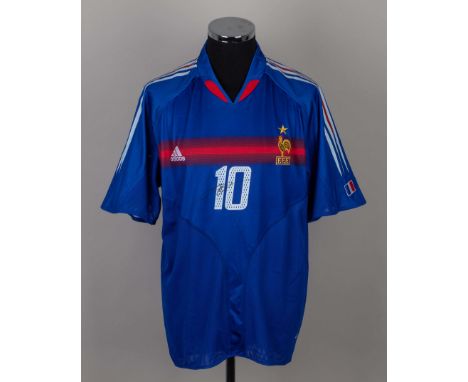 Zidane blue France autographed shirt, the front of the shirt signed with COA