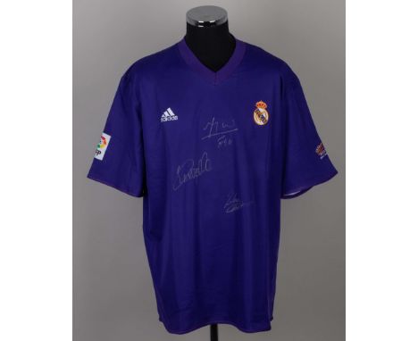 Purple Real Madrid autographed short-sleeved shirt, the front bearing four autograph Figo, Rivaldo and Zidane&nbsp;