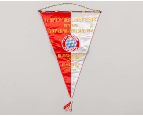 Red and white Bayern Munich commemorative autographed pennant, with sixteen autographs, with hanging bar, 44cm high&nbsp;