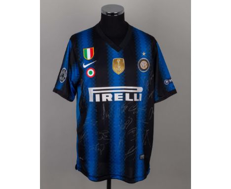 Samuel Eto'o blue and black No.9 Inter Milan short-sleeved shirt, Nike, XL&lt; with v-neck collar and embroidered cloth badge