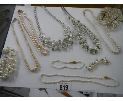 A good mixed lot of 'pearl' jewellery.