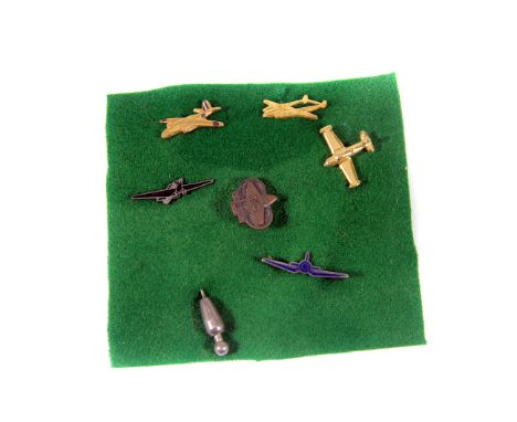 Aviation Lapel Badges c1930s-1940s: A group of pre & early post-war enamel gilt and silver lapel badges & pins including Vamp