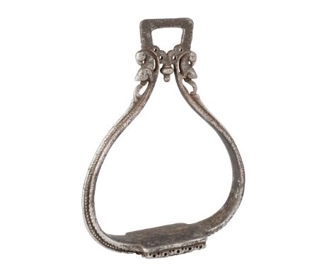 A SOUTH INDIAN IRON STIRRUP, 16TH/17TH CENTURY, POSSIBLY MADURAI, TAMIL NADU with small rectangular tread formed with a pierc